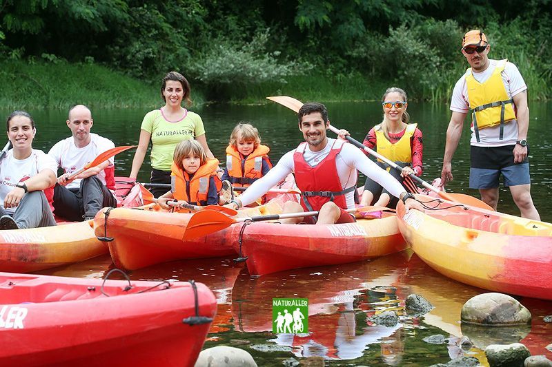 Grupo disfrutando paseo en kayak por el río.