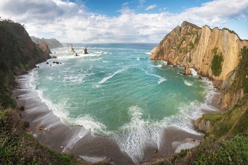Playa acantilados y mar en Asturias, España.