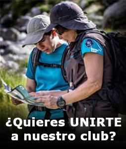 Jóvenes exploradores leyendo un mapa en la naturaleza.